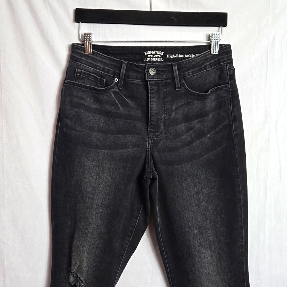 🖤5/$20🖤 SIGNATURE..LEVI STRAUSS.. High-rise, ankle, slim black jeans..
